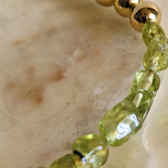 Natural Peridot Chips And Gold Beads In Half And Half Design Bracelet - Picture 5 of 7